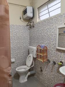 DAMEKI a unit of ME HOSPITALITY في شيلونغ: حمام مع مرحاض ومغسلة