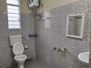 łazienka z toaletą i umywalką w obiekcie DAMEKI a unit of ME HOSPITALITY w mieście Shillong