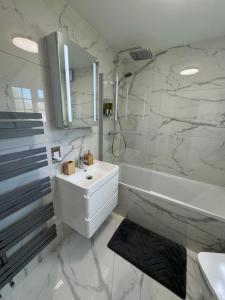 Kupatilo u objektu Luxury Apartment in Letchworth