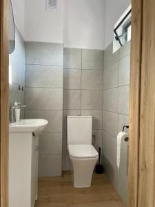 Oaza في كورونوفو: حمام به مرحاض أبيض ومغسلة