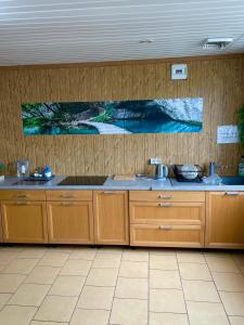 Oaza في كورونوفو: مطبخ بدولاب خشبي ومغسلة