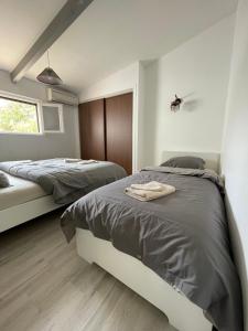 A bed or beds in a room at Villa LCSM et studio