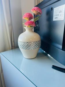 wazon z kwiatami na biurku w obiekcie Flat de Luxo Aeroporto Congonhas - Hotel eSuites w São Paulo