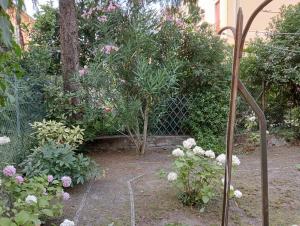 un jardín con una valla y algunas plantas y flores en A casa da Pier, en Parma