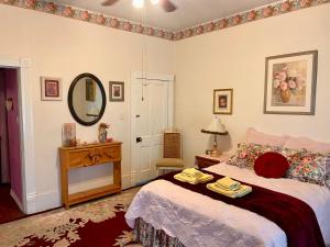 een slaapkamer met een bed en een spiegel bij Irishette - Charming Suite in 1893 Victorian Home in Dublin