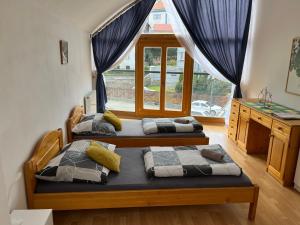 Postel nebo postele na pokoji v ubytování Apartmán s výhledem na zámek I