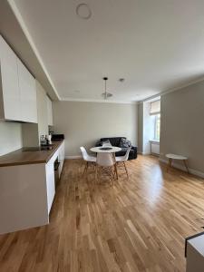 uma cozinha e uma sala de estar com mesa e cadeiras em Pine cone cozy apartment em Riga
