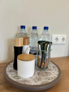uma mesa com uma bandeja com garrafas de água em Pine cone cozy apartment em Riga