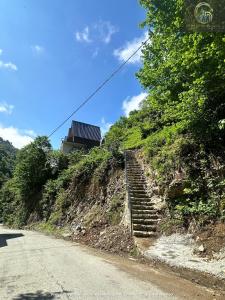 een trap aan de kant van een weg bij Dereüstü ve Gökçe Bungalov - بنغل على ضفاف النهر in Ardeşen