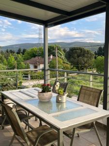 イオアニナにあるKaterina's guest houseの眺めの良いパティオ(テーブル、椅子付)