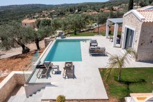 Bazén v ubytování Luxury Stone Villas Kefalonia nebo v jeho okolí