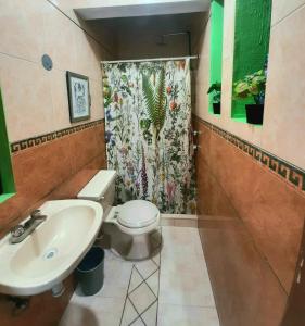 uma casa de banho com um WC e um lavatório em Huerto en el Barrio em Guadalajara