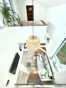 an overhead view of the living room of a house at Tiny House Wettelsheim in Treuchtlingen
