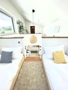 ein Zimmer mit 2 Betten in einem winzigen Haus in der Unterkunft Tiny House Wettelsheim in Treuchtlingen