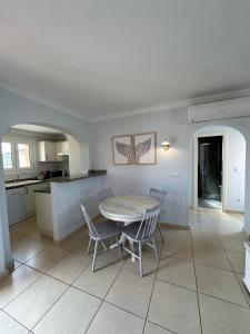 Una cocina y un comedor con mesa y sillas. en Oliva Nova flat in front of MET, en Oliva
