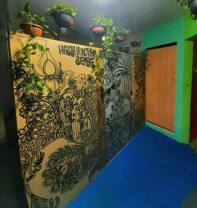 a room with a wall covered in graffiti at Huerto en el Barrio in Guadalajara