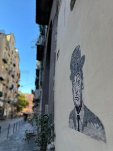 Ein Bild eines Mannes an der Seite eines Gebäudes in der Unterkunft Amaré Guest House in Neapel