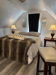 um quarto com uma cama grande e um cobertor em Master Suite Serenity on Banksville Pittsburgh em Pittsburgh