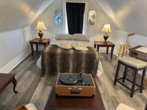 um quarto com uma cama com um fogão em Master Suite Serenity on Banksville Pittsburgh em Pittsburgh