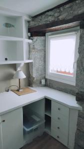 białe biurko w pokoju z oknem w obiekcie Apartamento en el Casco Viejo. Itsasargi w mieście Lekeitio