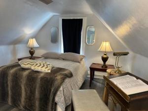 um quarto com uma cama, 2 candeeiros e uma janela em Master Suite Serenity on Banksville Pittsburgh em Pittsburgh