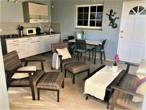 a kitchen and dining room with a table and chairs at Palmhouse Aruba 1-2 persons in Pos Chiquito