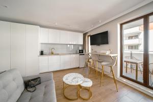a living room with a couch and a table at VENTUNO in Stegna