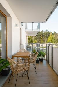 a patio with a table and chairs on a balcony at VENTUNO in Stegna