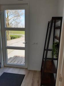 une porte menant à une chambre avec un escalier à côté d'une porte avec une échelle dans l'établissement B&B weidse blik Ingelum, à Engelum