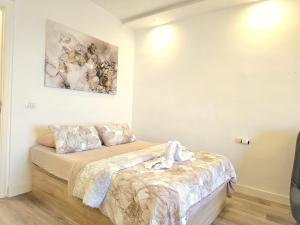 a bedroom with a bed with a painting on the wall at Mirador de Encantos Playa San Marcos in San Marcos +31 photos