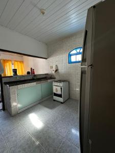 Η κουζίνα ή μικρή κουζίνα στο Casa de temporada aconchego do Gugu