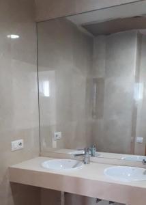 Un baño con dos lavabos y un espejo grande. en Casa Mina, en Las Palmas de Gran Canaria