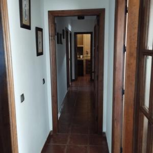 een hal in een huis met een deur open bij Casa Ayala in Ronda