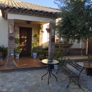 een patio met een tafel en een bank voor een huis bij Casa Ayala in Ronda