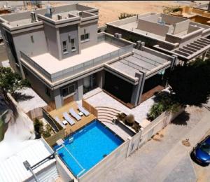 an aerial view of a house with a swimming pool at וילה הנסיכה ‏‏ in Mitzpe Ramon