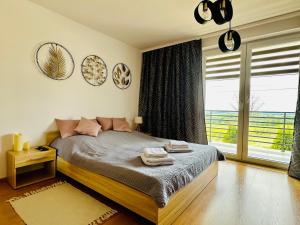 una camera con un letto e una grande finestra di Apartament Sweet Time a Huta Szklana