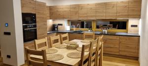 Kuchyň nebo kuchyňský kout v ubytování Apartmány a chata MONTANUS
