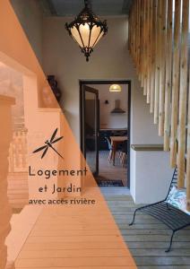 uma escadaria numa casa com um sinal que indica o tempo de vida no acesso à jardinagem em Superbe logement "Loulaloue" ! em Ornans