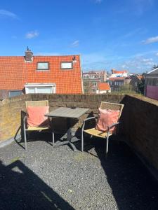 una mesa y dos sillas sentadas en el techo en Pure Studio, en Zandvoort