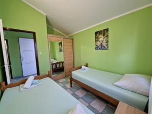 Postel nebo postele na pokoji v ubytování Pool Apartments Knežević
