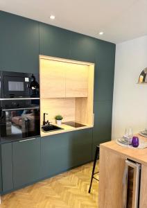 塞格德CosmoLux的厨房里有水槽和微波炉 更多17张照片