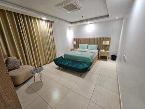 - une chambre avec un lit, un canapé et une chaise dans l'établissement Luxurious Two bedroom Apartment In Gold Crest Mall And Apartment's, à Lahore