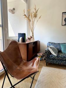 塞格德CosmoLux的带椅子和沙发的客厅