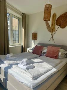 ein Schlafzimmer mit einem großen Bett mit Handtüchern darauf in der Unterkunft Pure Apartment in Zandvoort