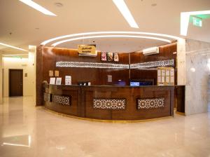 a lobby with a counter in a building at شقق بيت المدينة للشقق المخدومة in Qabāʼ