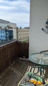 stół i krzesła na balkonie z budynkiem w obiekcie Apartament Mieszko Kołobrzeg w Kołobrzegu