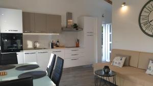 een keuken en een woonkamer met een tafel en een bank bij Villa Molo in Novigrad Istria
