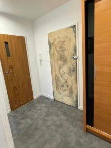 a room with a door with a painting on the wall at Jagiellonka in Malbork