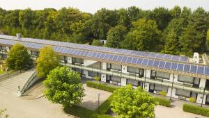 um edifício com muitos painéis solares em Van der Valk Hotel Nuland - 's-Hertogenbosch em Nuland