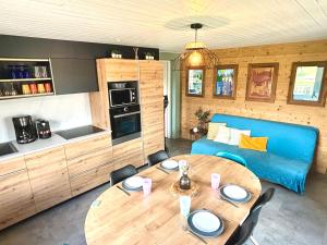 Kuchyňa alebo kuchynka v ubytovaní Appartement 4-6 personnes, vue lac